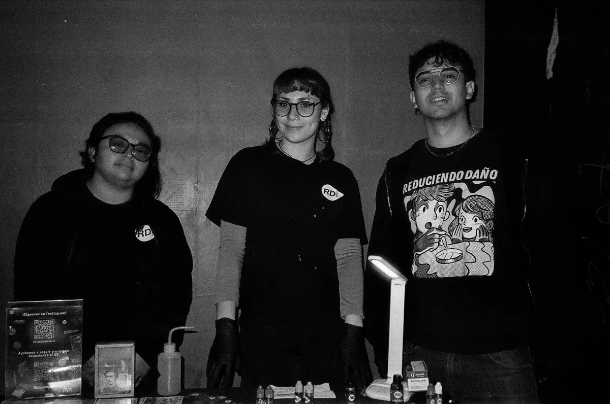 Equipo de Reduciendo Daños durante un showcase de Inherente Project Records